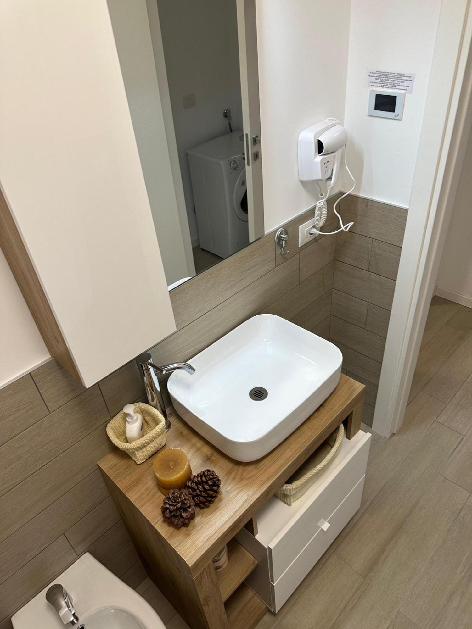 Casa Ideale Tim Appartmanti Moderni Vicina Al Centro Lecco Eksteriør bilde